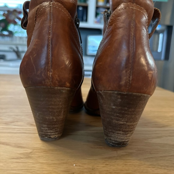 Frye Booties Size 8.5 Cognac Color - Picture 4 of 5